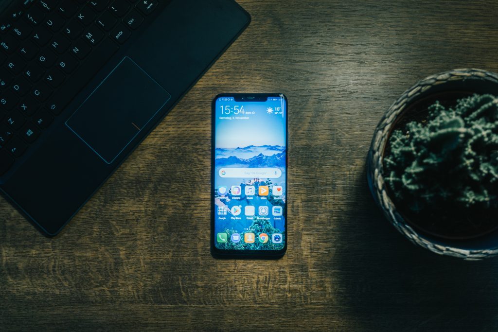 Celular en una mesa y en el aplicaciones moviles