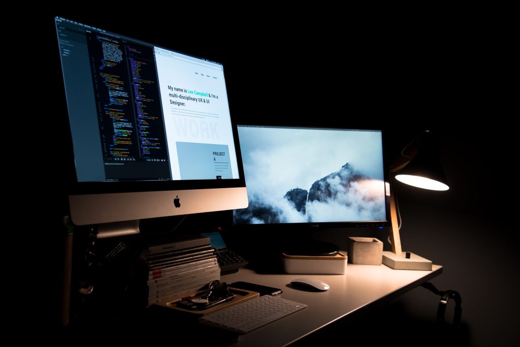 Computadora y en el codigo y diseño web
