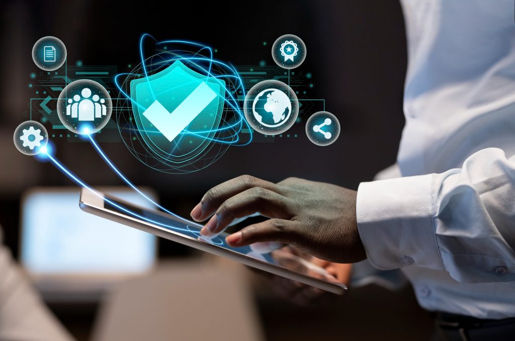 Hombre con una tablet y logos de seguridad en sus datos