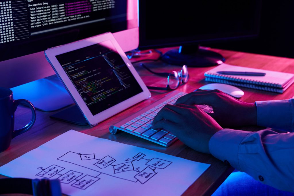 Hombre digitando codigo de programacion