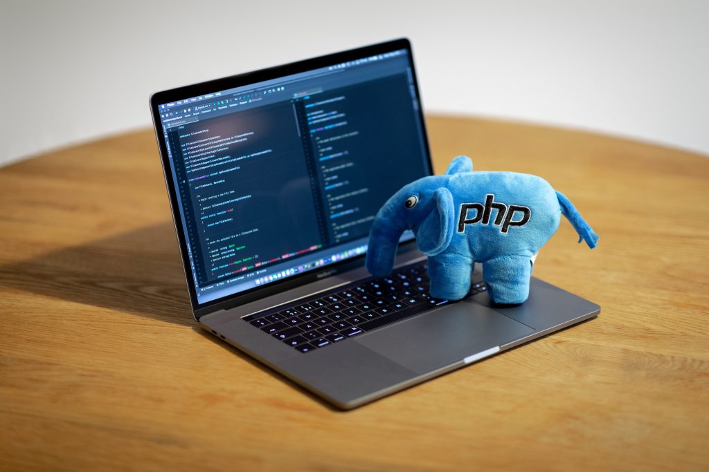 Computador con codigo de programacion y un elefante azul