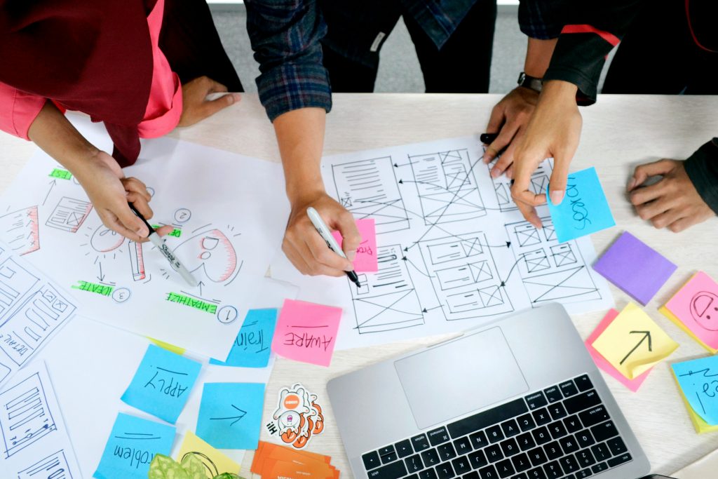 Equipo trabajando en soluciones para una interfaz de usuario