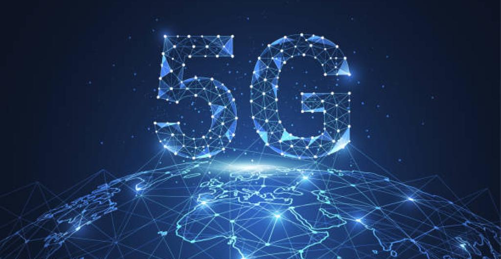 Puntos de luces uniendoce para formar la tierra y el 5G en ella