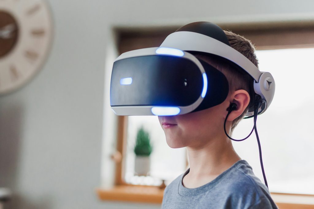 Niño con gafas de realidad virtual